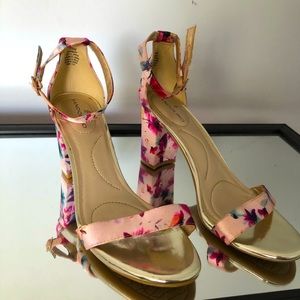 bandolino 7.5 w floral high heels